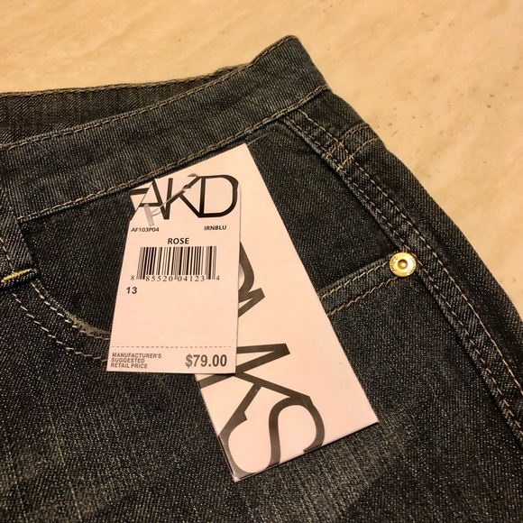 New AKADEMIKS Embroidered Roses Chain Hang Jeans - Picture 4 of 8